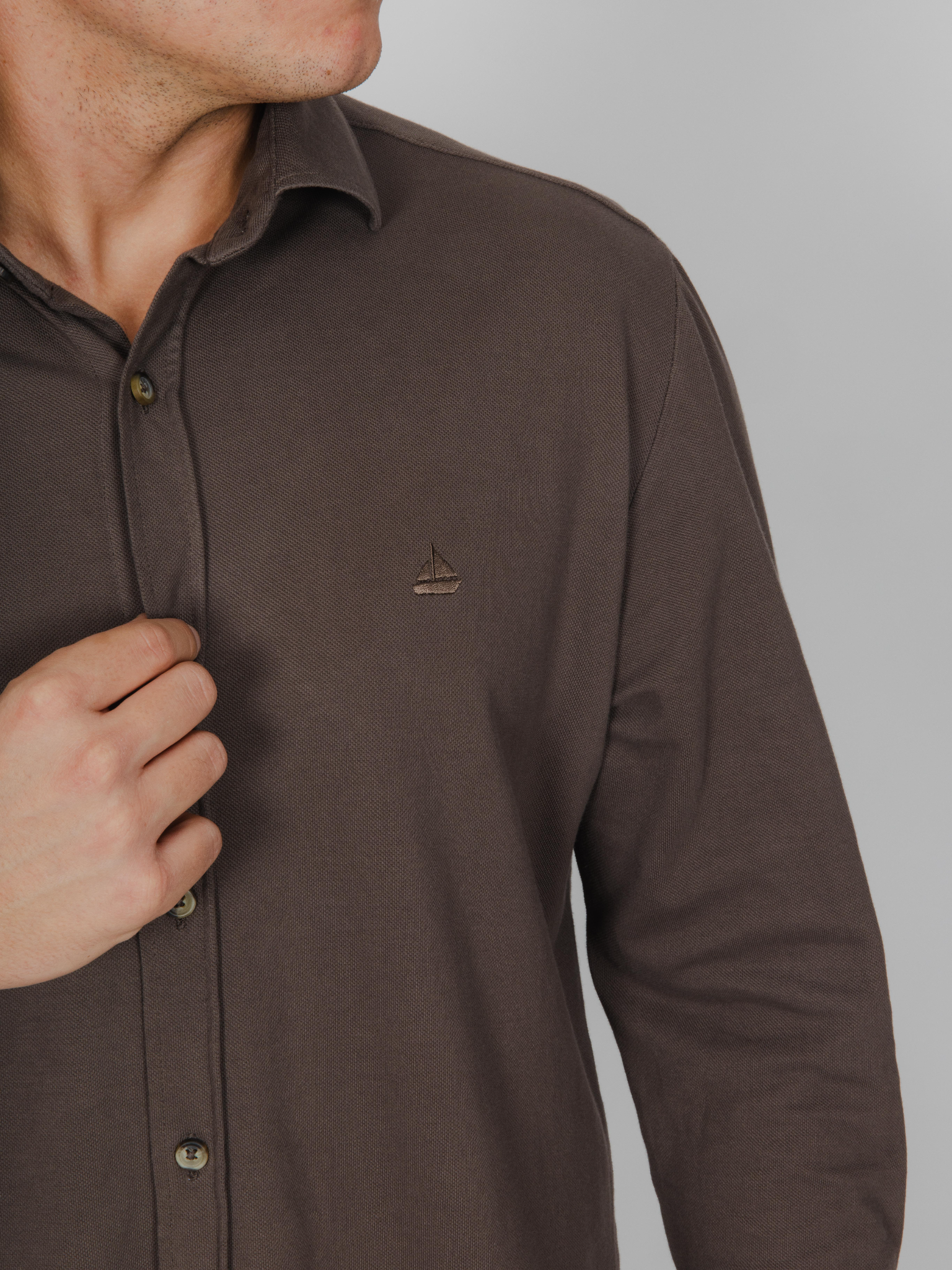 Camisa de punto marrón chocolate