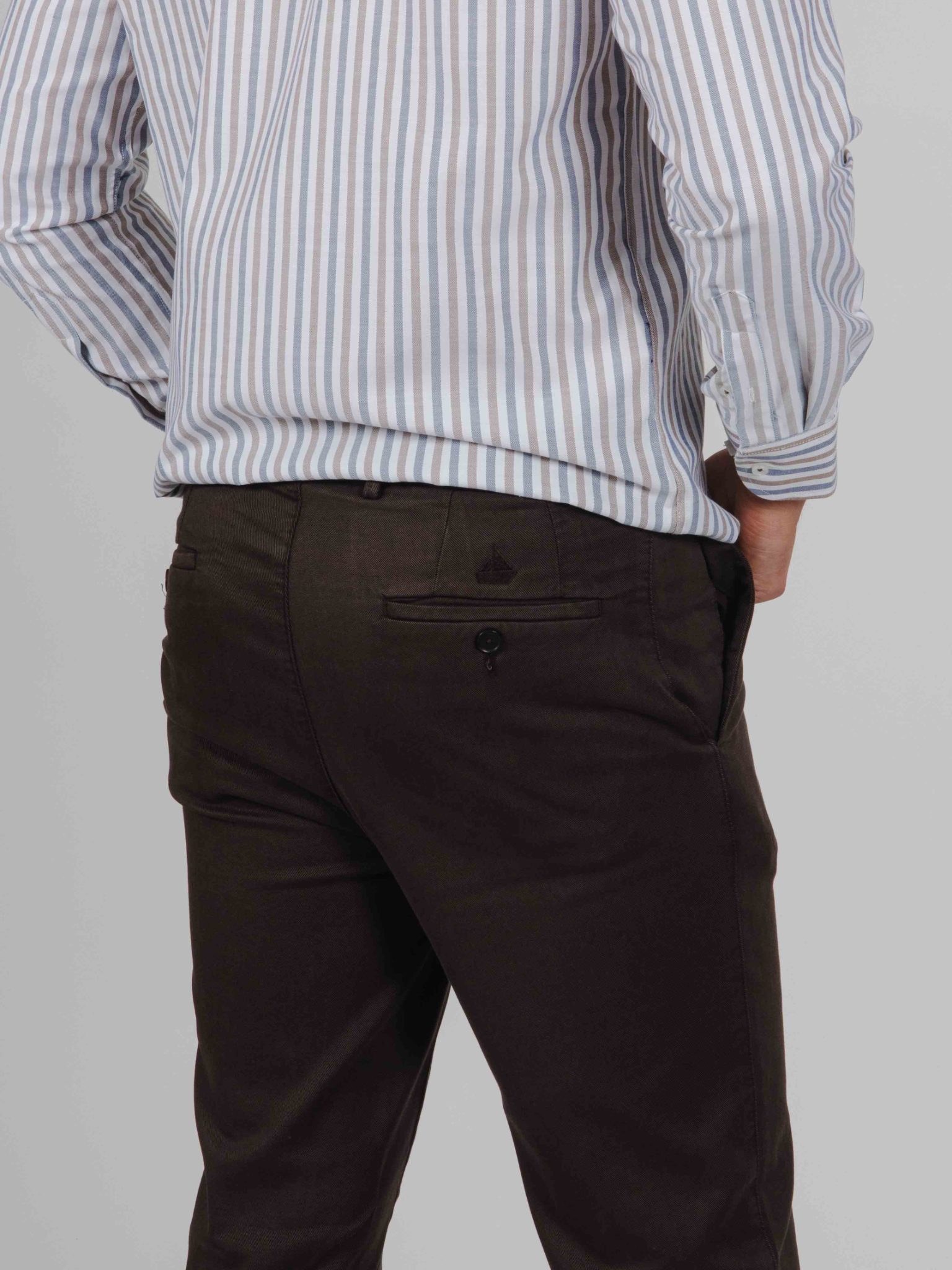 Pantalón chino elástico marrón chocolate